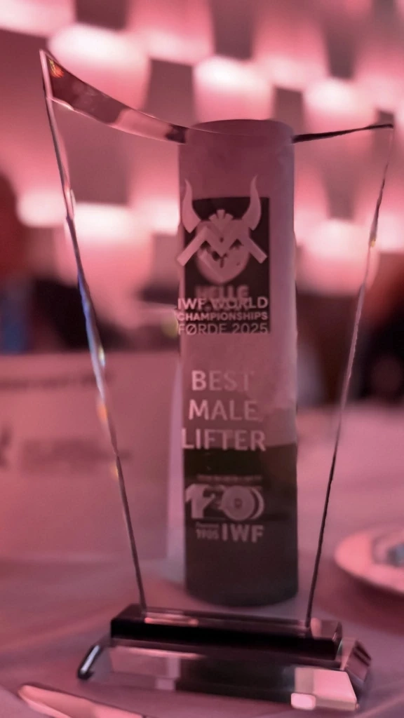 \"เวฟ-วีรพล\" ผงาดคว้า นักกีฬายอดเยี่ยมชาย หลังทุบสถิติโลกยกน้ำหนัก