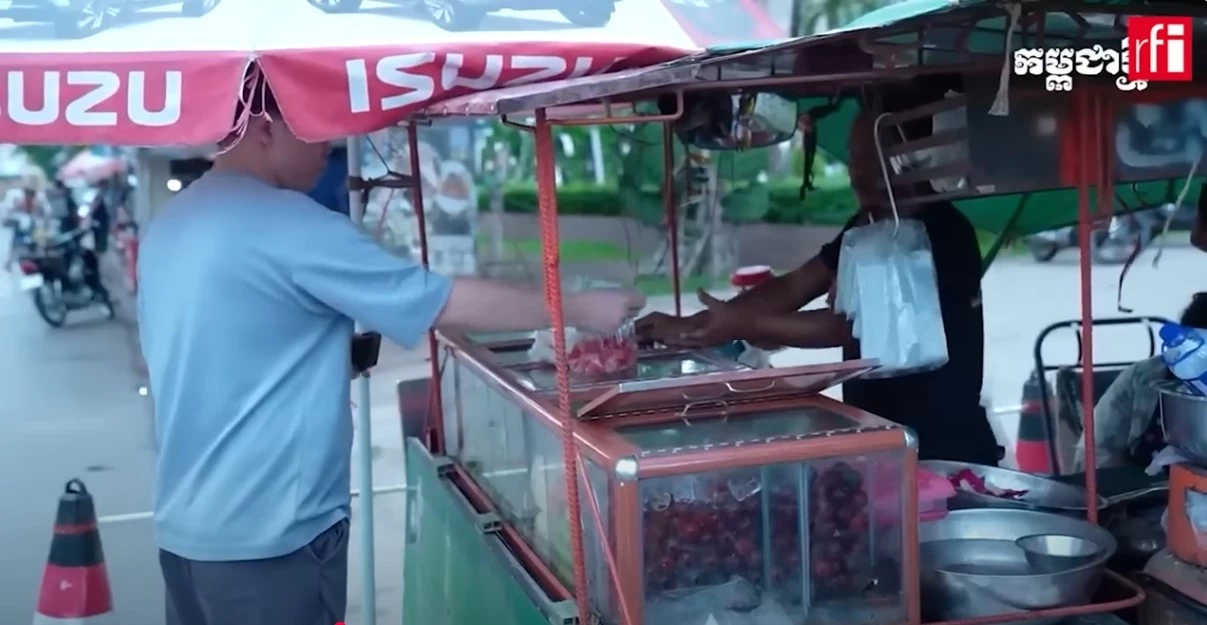 คนกัมพูชา เอาเงินบาทไปแลก \"ทรูมั่นนี่\"