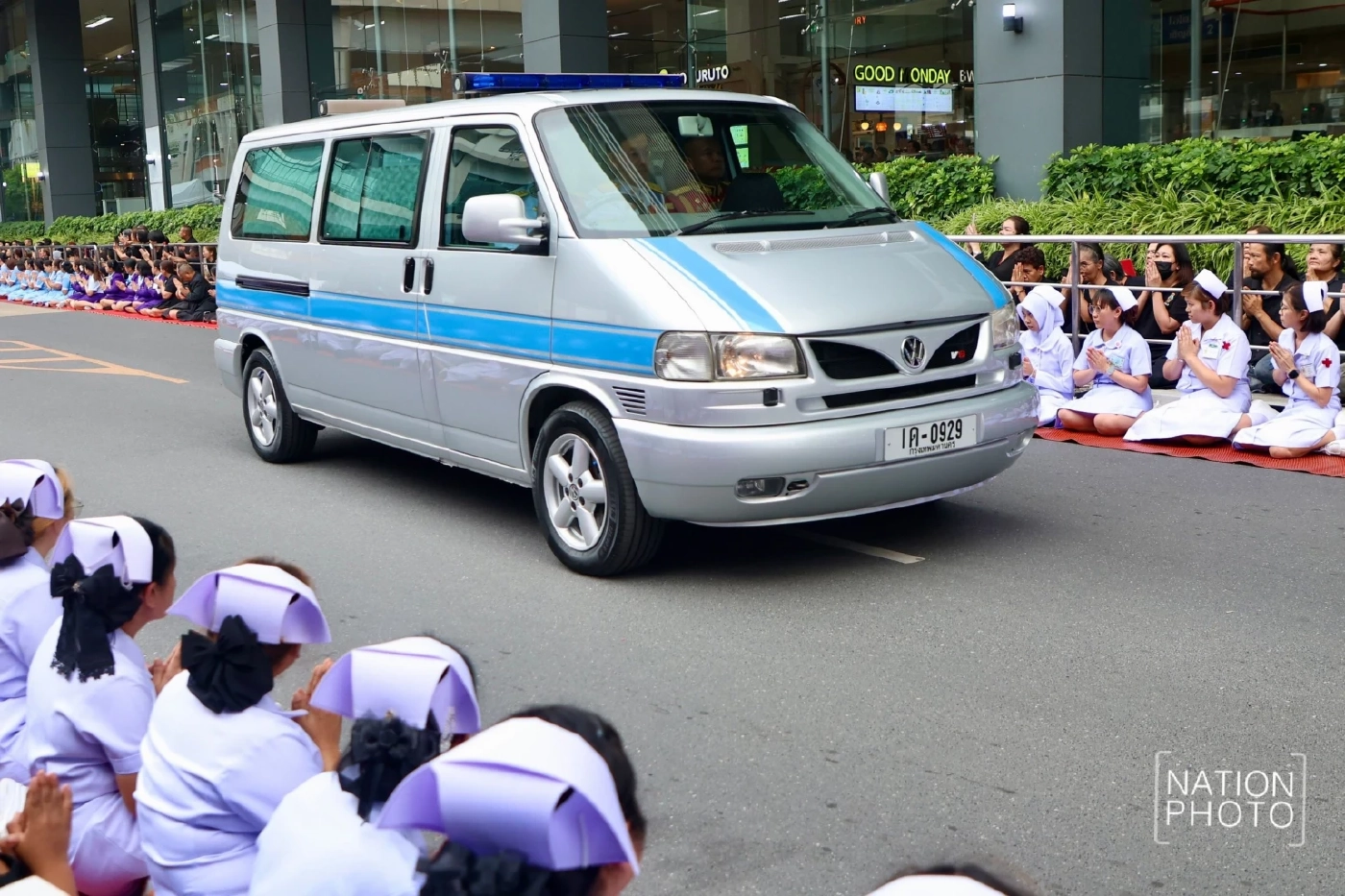 "ในหลวง-พระราชินี" เสด็จฯอัญเชิญพระบรมศพ "สมเด็จพันปีหลวง"
