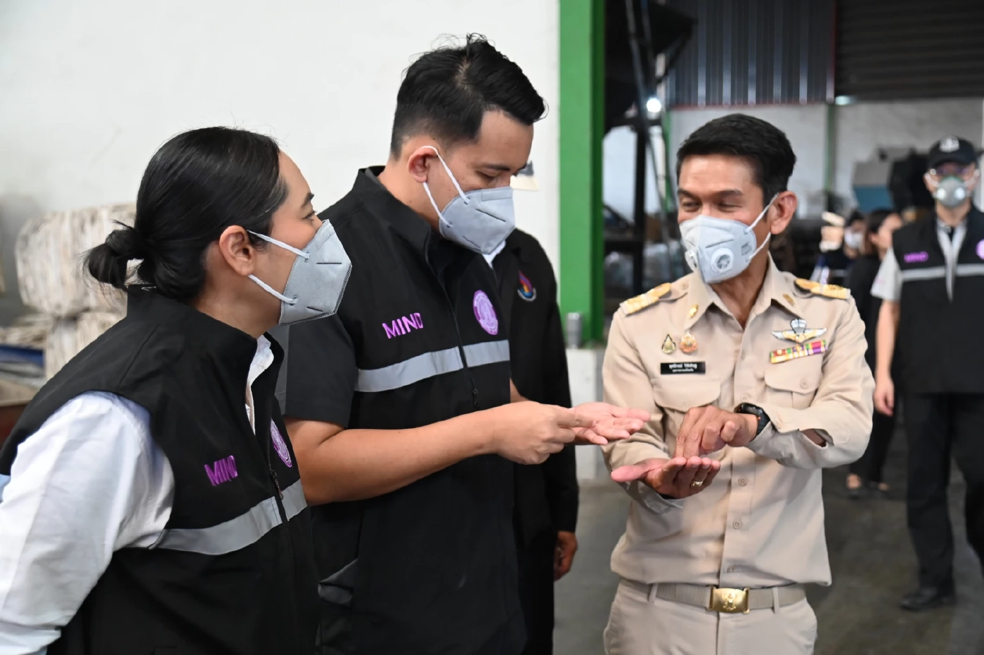 “ธนกร” ส่งทีม “เต็มเหนี่ยว” ปิดโรงงานเถื่อนกลางเมืองสมุทรสาคร