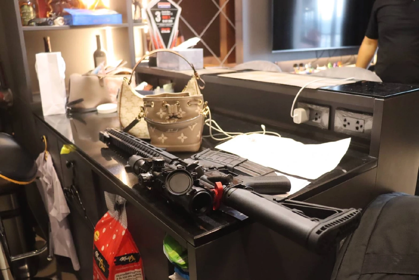 ตัดท่อเงินเทา เจ้าพ่อภาคใต้ ค้น 10 จุด ปิดเมืองหาดใหญ่ ทลายเครือข่ายเว็บพนัน "วัวชน-ไก่ชน"