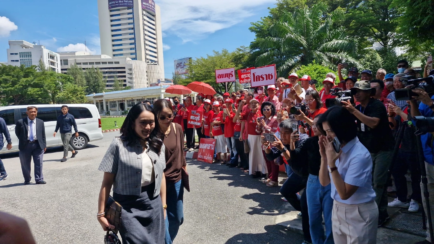 "แพทองธาร" ควง "พินทองทา" เข้าเยี่ยม "ทักษิณ" ที่เรือนจำกลางคลองเปรม (มีคลิป)