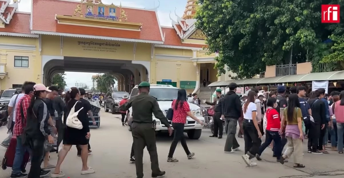 คนกัมพูชา เอาเงินบาทไปแลก \"ทรูมั่นนี่\"