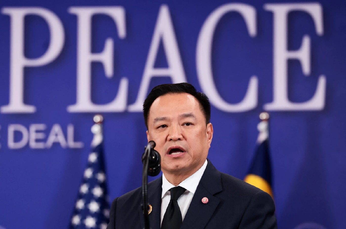 นาทีประวัติศาสตร์! "ทรัมป์" เป็นสักขีพยาน "อนุทิน" จับมือ "ฮุน มาเนต"