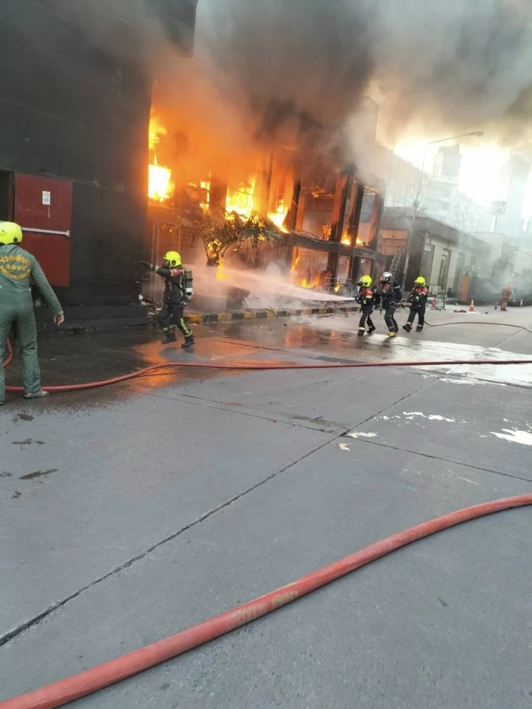 ด่วน! ไฟไหม้ร้านอาหารดัง ย่าน RCA ซอยศูนย์วิจัย-พระราม 9 เจ้าหน้าที่เร่งใช้น้ำดับ