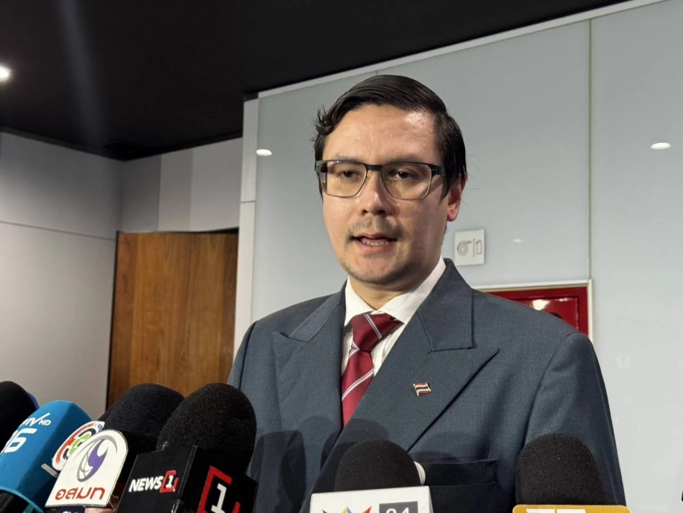 "โรม" ประชุม "กมธ.มั่นคงฯ" ห่วง เงิน 40 ล้านติดสินบน รมต.ดีอีฯ อาจโยงกลุ่มสแกมเมอร์