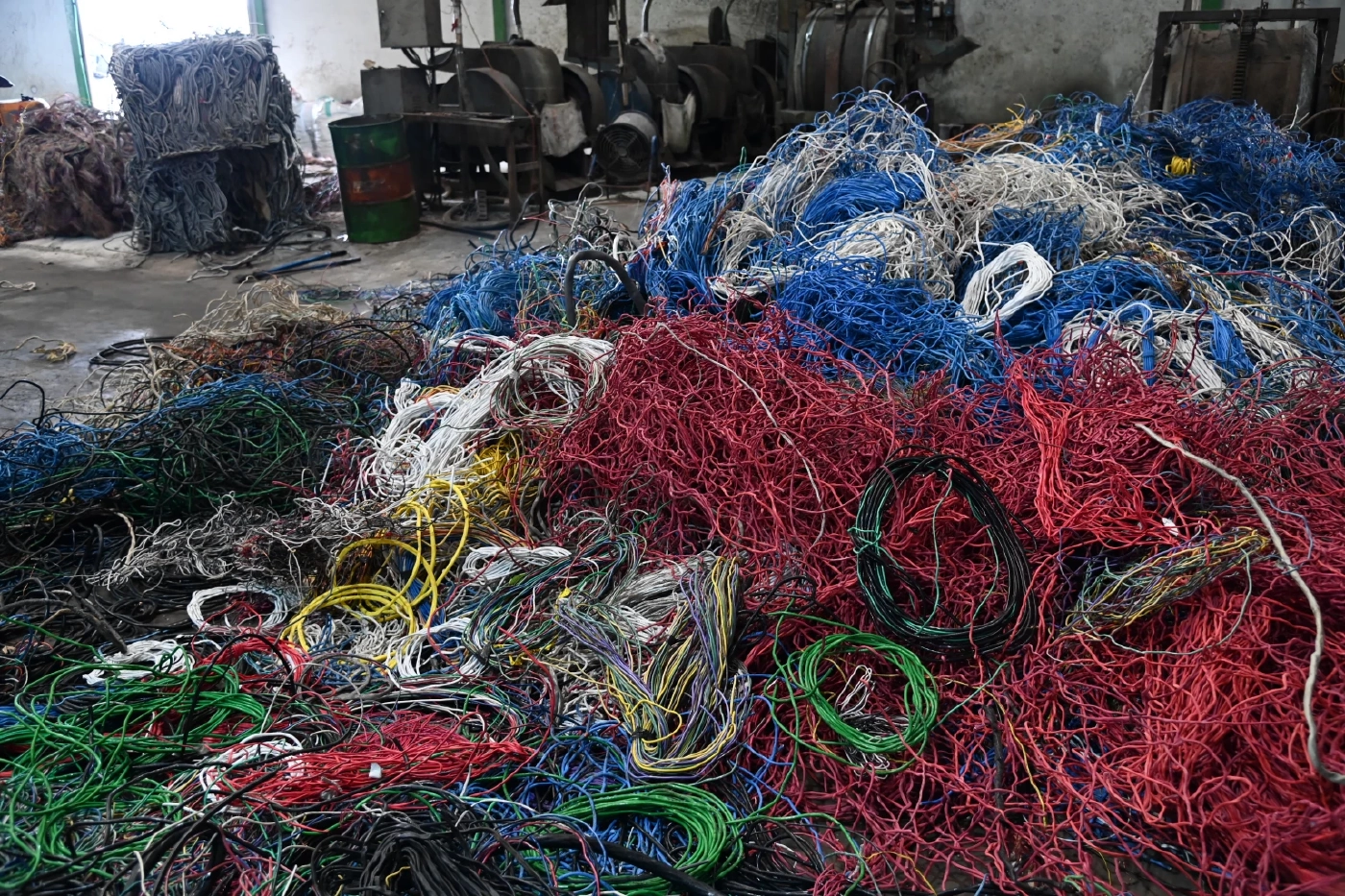 “ธนกร” ส่งทีม “เต็มเหนี่ยว” ปิดโรงงานเถื่อนกลางเมืองสมุทรสาคร