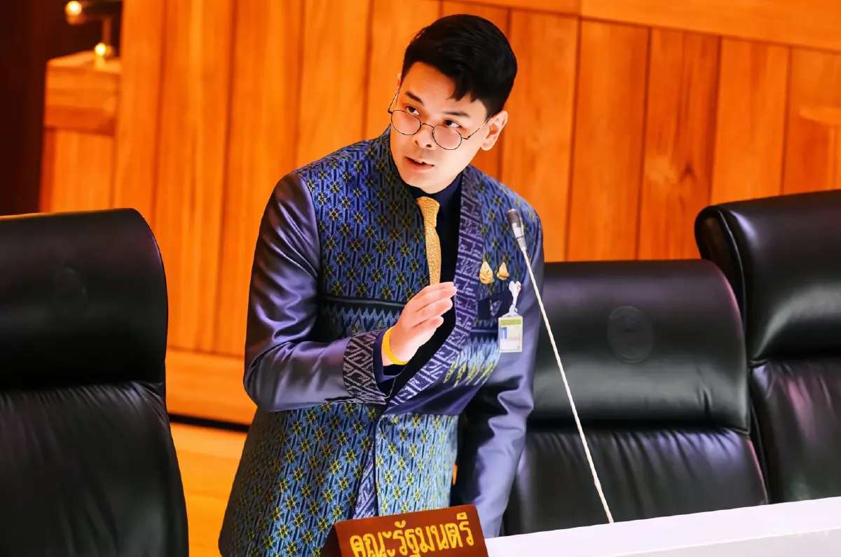 นายไชยชนก ชิดชอบ รัฐมนตรีว่าการกระทรวงดิจิทัลเพื่อเศรษฐกิจและสังคม (ดีอี)