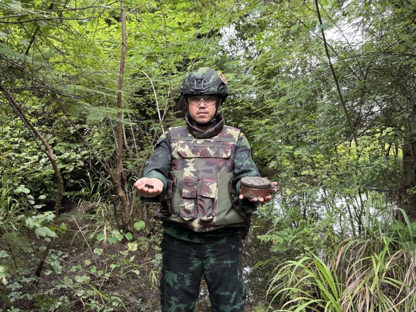 แม่ทัพ 1 ติดตามภารกิจเก็บกู้ทุ่นระเบิด พบรวม 4 วัน กู้แล้ว 7 ทุ่น