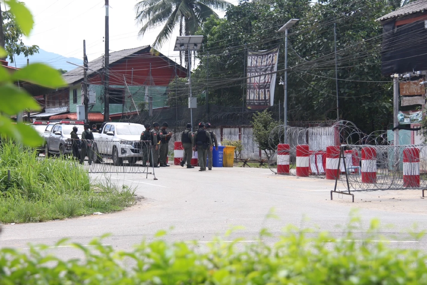 เปิดภาพวงจรปิด! โจรใต้ซุ่มยิงตำรวจ นปพ.จะแนะ เจ็บ 1 นาย (มีคลิป)