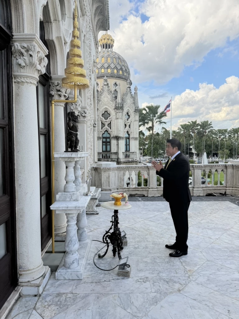 \"นายกฯอนุทิน\" พา \"ธรรมนัส\" ไหว้ \"องค์นรสิงห์\" หน้าระเบียงตึกไทยคู่ฟ้า