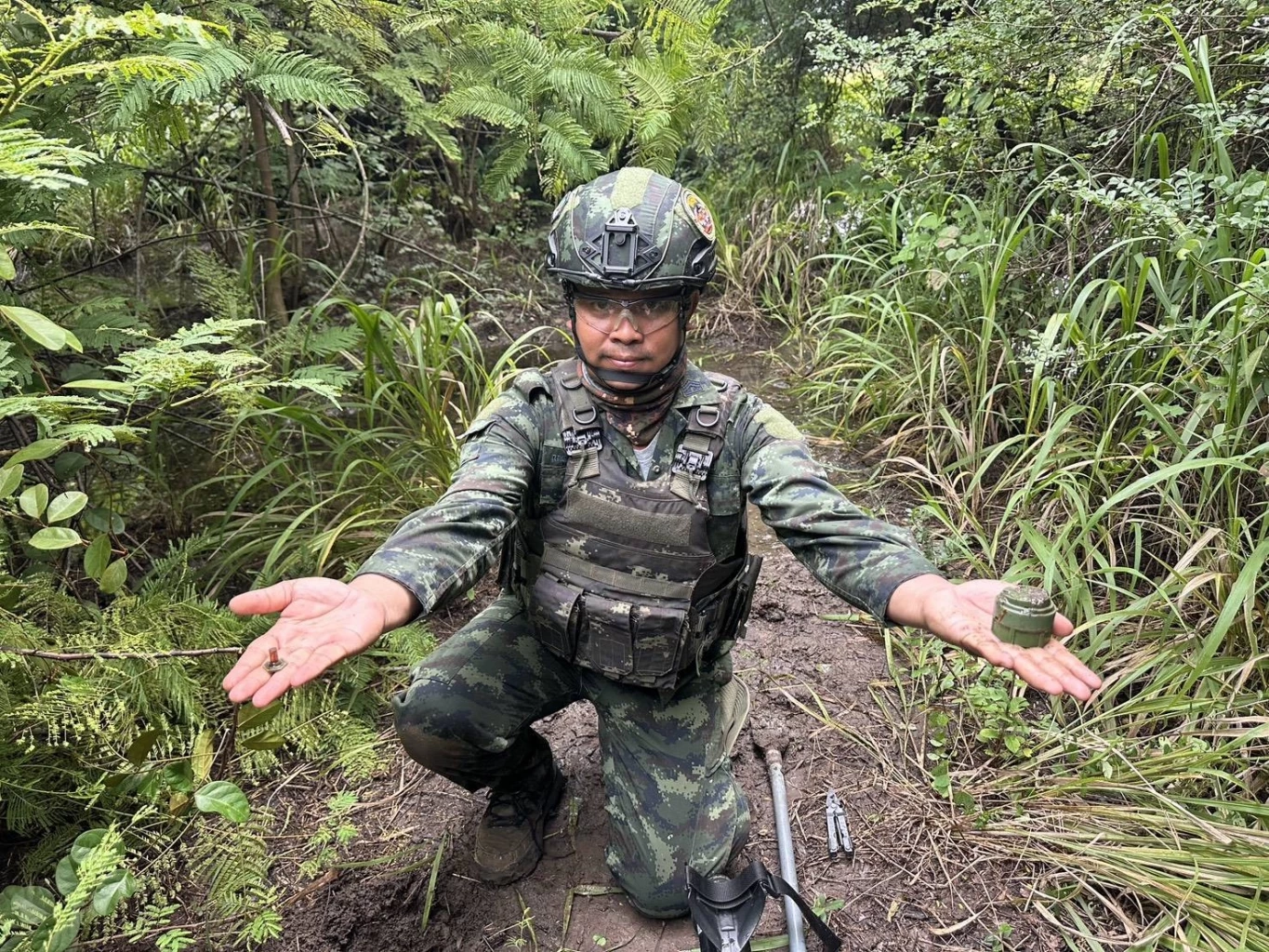 แม่ทัพ 1 ติดตามภารกิจเก็บกู้ทุ่นระเบิด พบรวม 4 วัน กู้แล้ว 7 ทุ่น