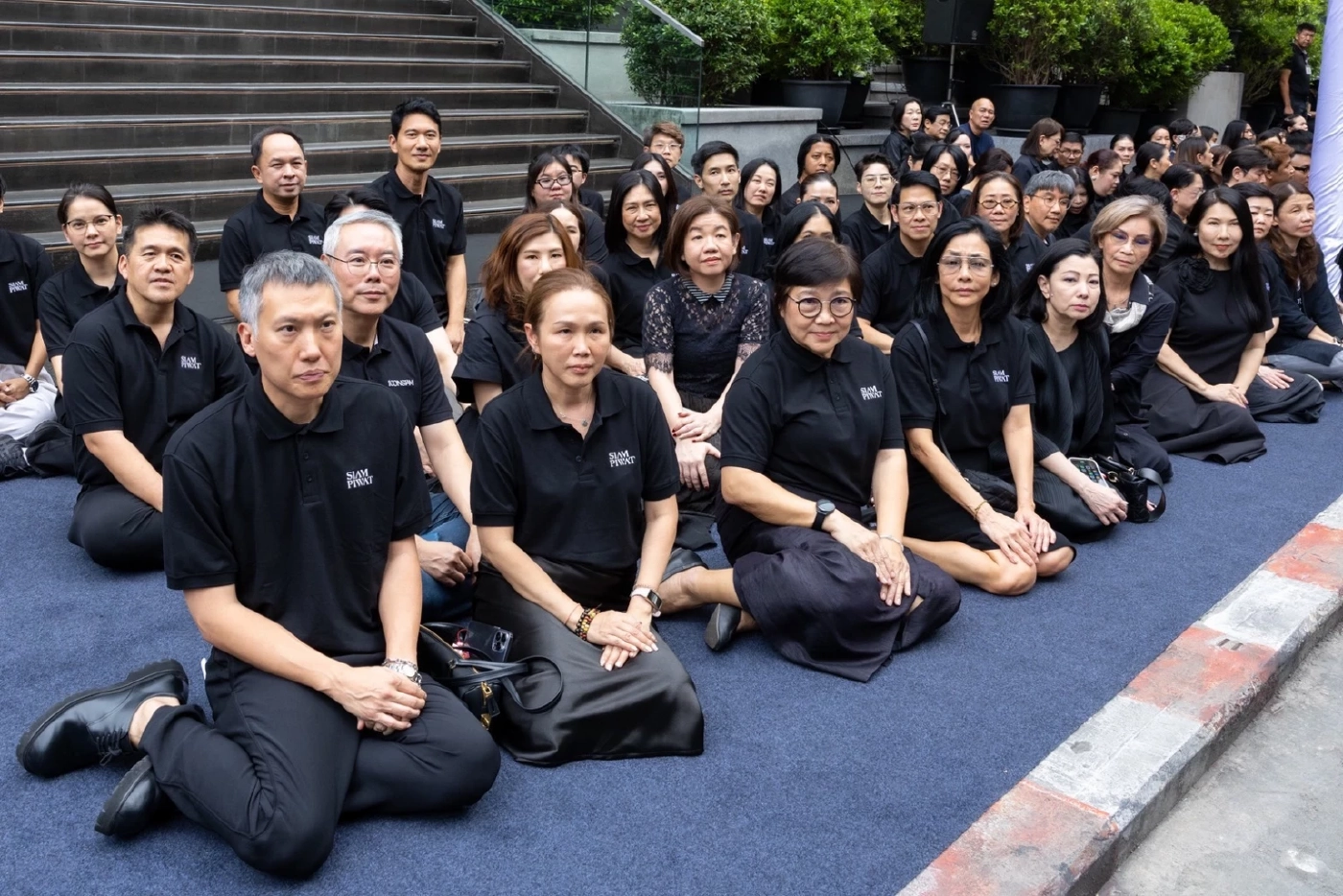 สยามพิวรรธน์ นำพนักงานเฝ้าฯ รับเสด็จและถวายความอาลัย