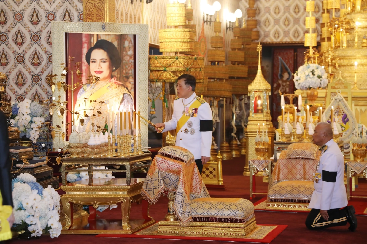 "ในหลวง-ราชินี" ถวายน้ำสรงพระบรมศพ "สมเด็จพระพันปีหลวง"