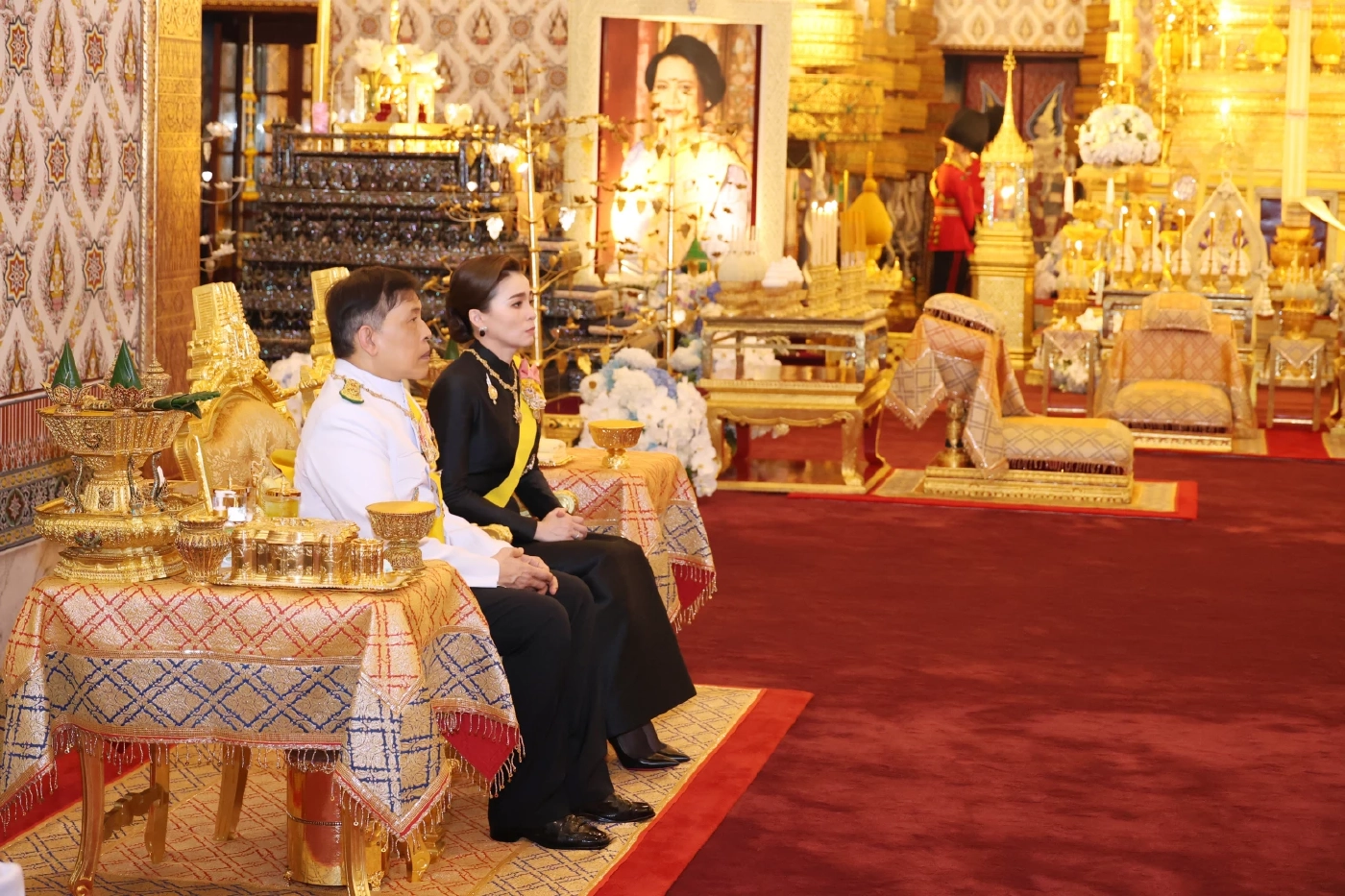 "ในหลวง-ราชินี" ถวายน้ำสรงพระบรมศพ "สมเด็จพระพันปีหลวง"