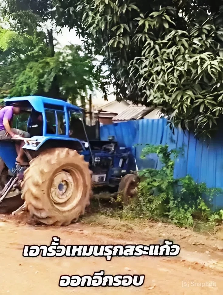 สะใจคนไทย! \"กัน จอมพลัง\" ขับรถไถพุ่งชนรั้ว \"กัมพูชา\" พังกระจุย (มีคลิป)