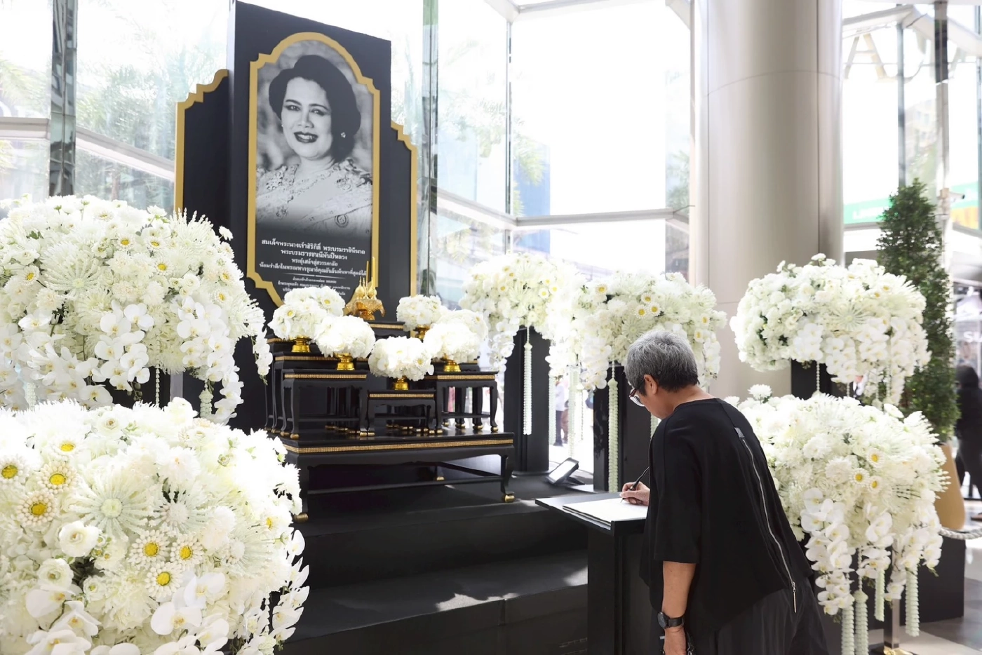 สยามพิวรรธน์ นำพนักงานเฝ้าฯ รับเสด็จและถวายความอาลัย