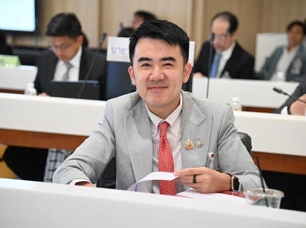 ชนินทร์ รุ่งธนเกียรติ อดีต สส.บัญชีรายชื่อ และรองโฆษกพรรคเพื่อไทย 