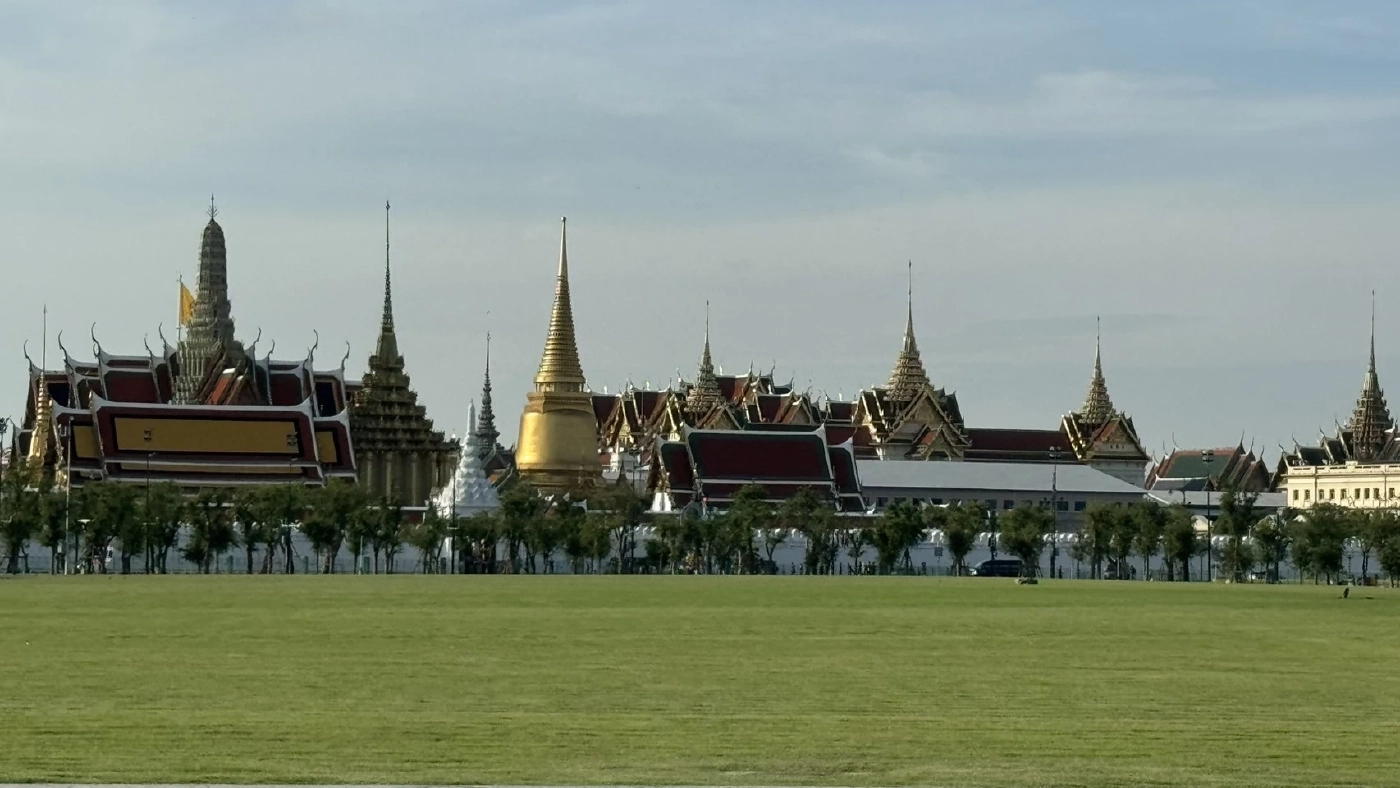 พสกนิกรชาวไทยทยอยเข้าถวายน้ำสรงพระบรมศพ หน้าพระฉายาลักษณ์  "สมเด็จพระพันปีหลวง"
