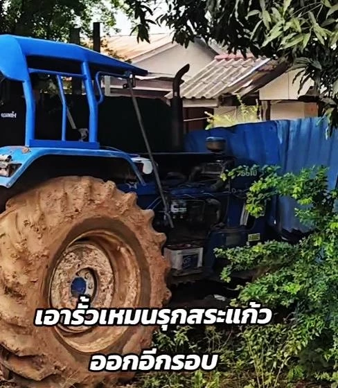 สะใจคนไทย! \"กัน จอมพลัง\" ขับรถไถพุ่งชนรั้ว \"กัมพูชา\" พังกระจุย (มีคลิป)