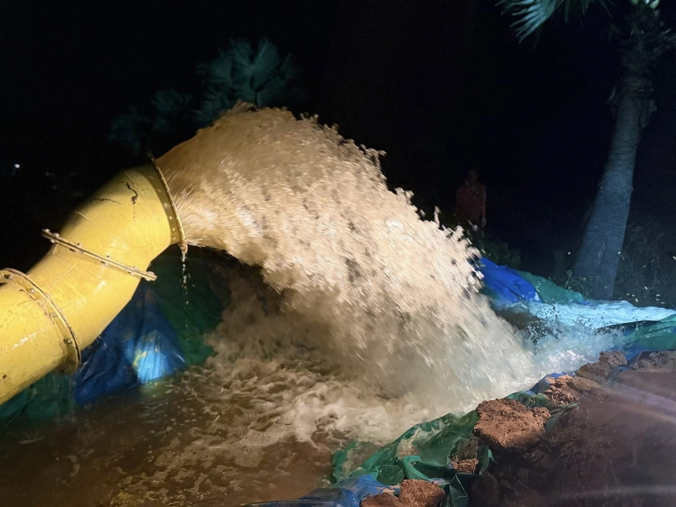 กรมชลฯ ลุย 'คืนคลองใส' กำจัดผักตบชวา ภารกิจคู่ขนานรับมือภัยแล้ง