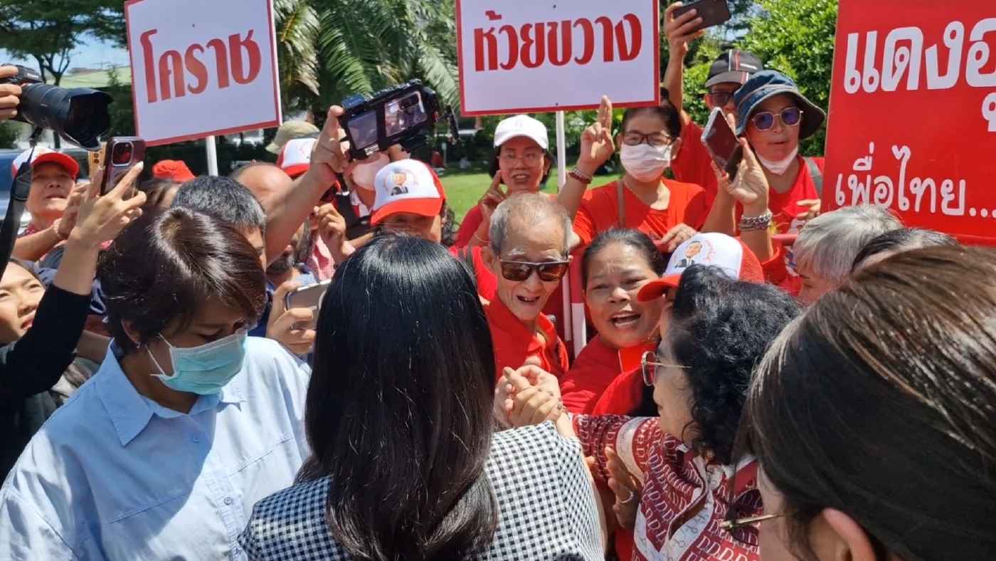 "แพทองธาร" ควง "พินทองทา" เข้าเยี่ยม "ทักษิณ" ที่เรือนจำกลางคลองเปรม (มีคลิป)