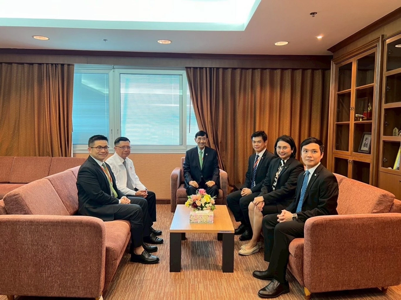 ชมรมฟุตบอลอัยการ เชิญ ปธ.ก.อ.ร่วมงานแข่งฟุตบอลเชื่อมสัมพันธ์