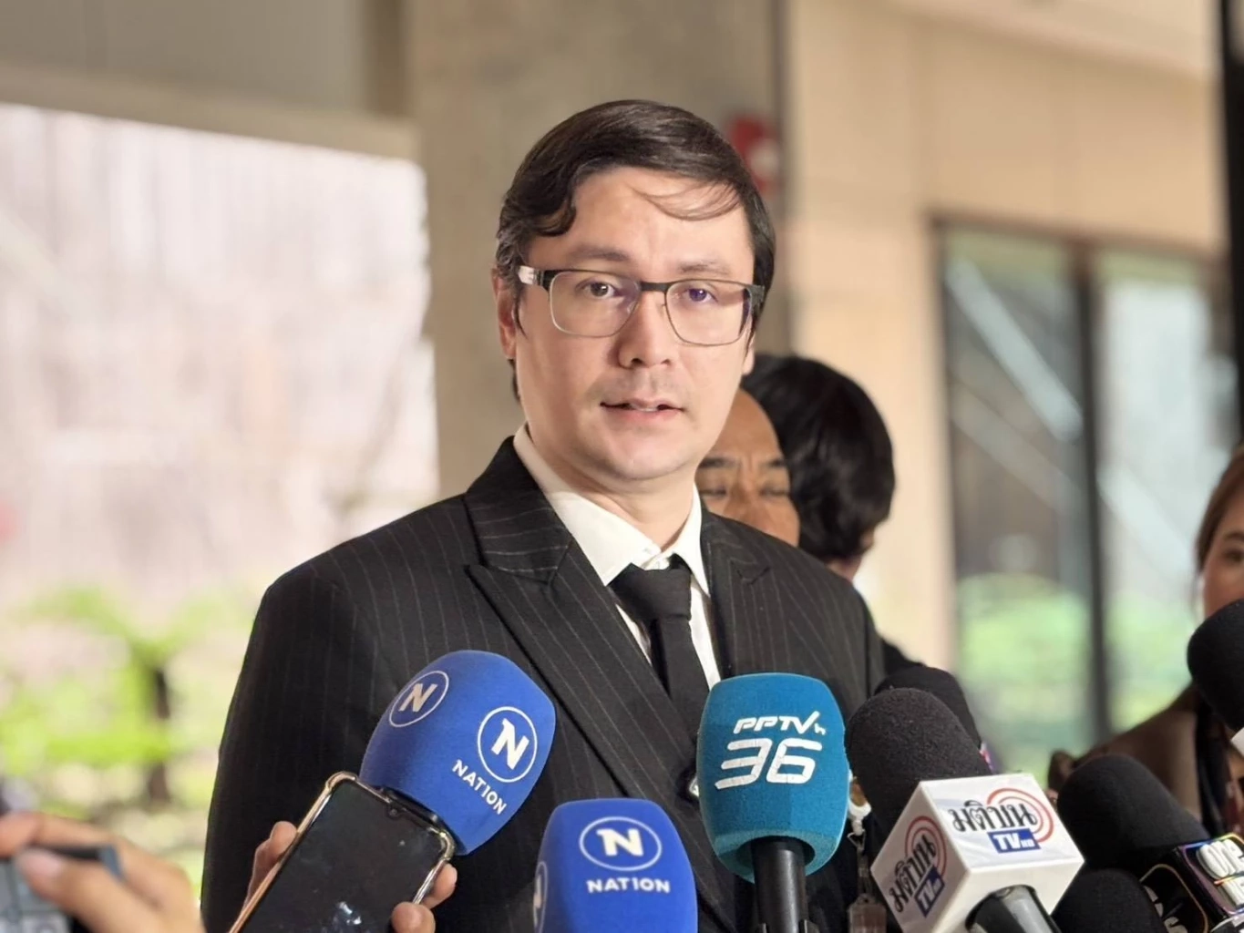 "โรม" แปลกใจทุกหน่วยรู้ นักการเมือง "ช." คือใคร แต่ไม่ทำอะไรเลย