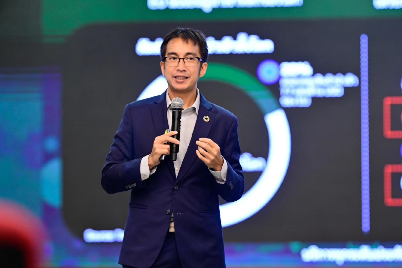 ดร. กฤตย์ สีตะธนี ผู้ช่วยกรรมการผู้จัดการ บริษัท ศูนย์วิจัยกสิกรไทย จำกัด