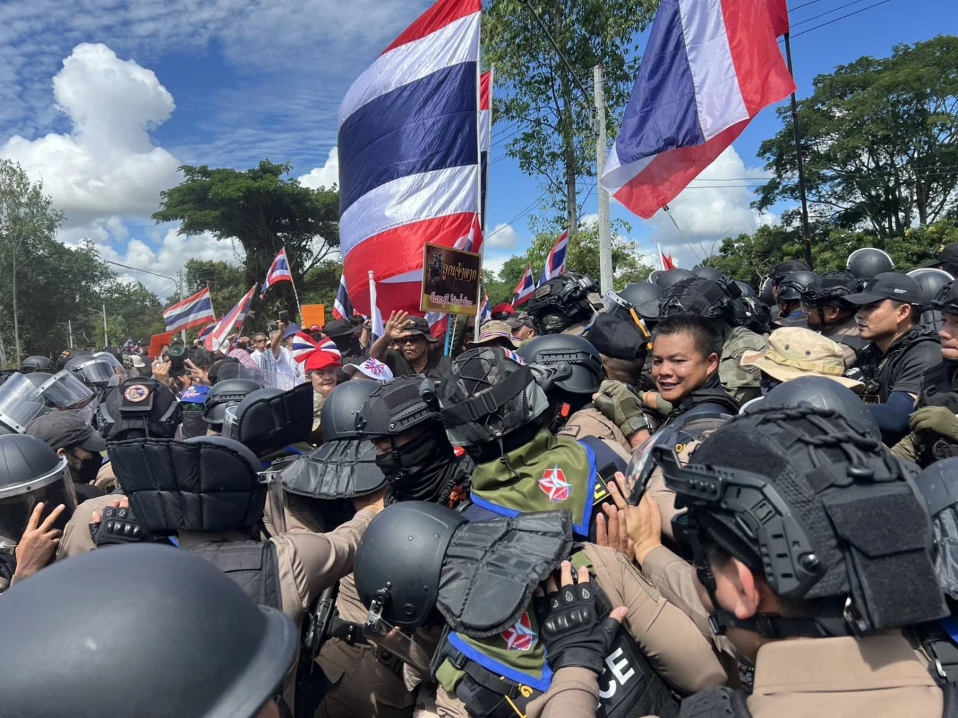 "บิ๊กดุลย์" ขอ "วีระ" อย่ากดดันทหาร รัฐบาลมีกลไกแก้ปัญหาอยู่แล้ว