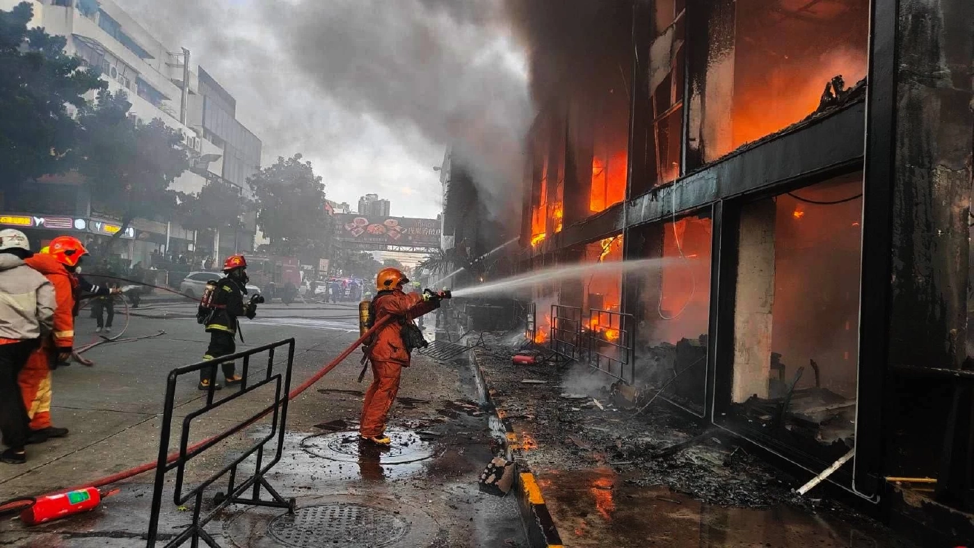 ด่วน! ไฟไหม้ร้านอาหารดัง ย่าน RCA ซอยศูนย์วิจัย-พระราม 9 เจ้าหน้าที่เร่งใช้น้ำดับ