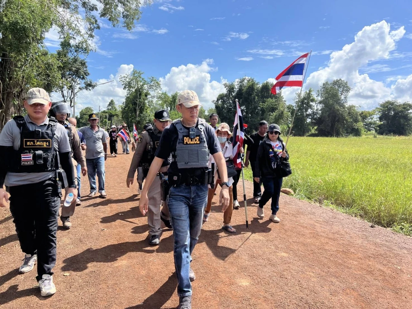 "บิ๊กดุลย์" ขอ "วีระ" อย่ากดดันทหาร รัฐบาลมีกลไกแก้ปัญหาอยู่แล้ว