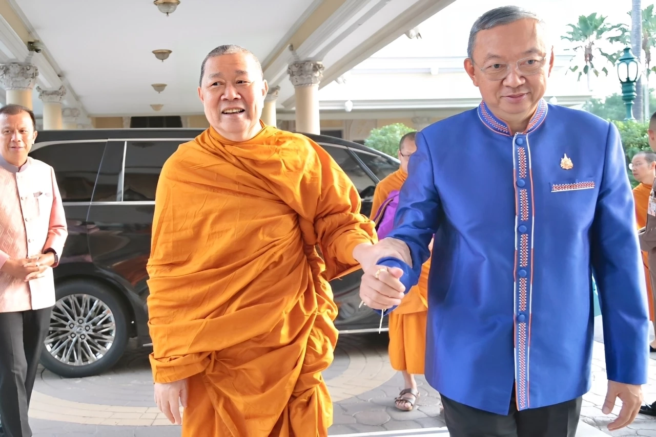 "นายกฯหนู" สายมู นิมนต์ "สมเด็จธงชัย" ทำบุญส่วนตัว บนตึกไทยคู่ฟ้า