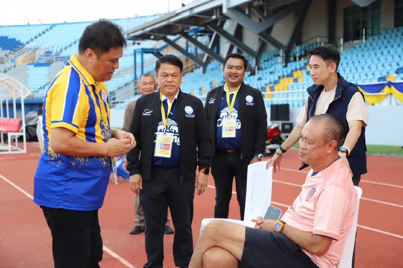 ซูเปอร์ดีลไม่ล้ม! \"นิพนธ์\" หม่ำข้าวมื้อดึก \"เนวิน\" นัดชมฟุตบอลนัดพิเศษ อบจ.สงขลา