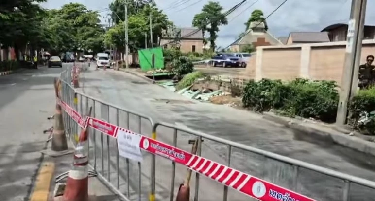 ถนนทรุดอีก! "ถนนตก" ย่านเจริญกรุง ทรุดตัวเป็นหลุมกว้าง