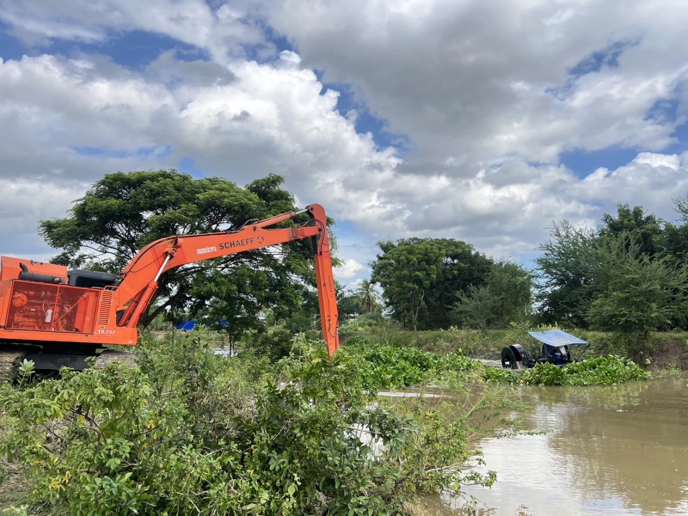 กรมชลฯ ลุย 'คืนคลองใส' กำจัดผักตบชวา ภารกิจคู่ขนานรับมือภัยแล้ง