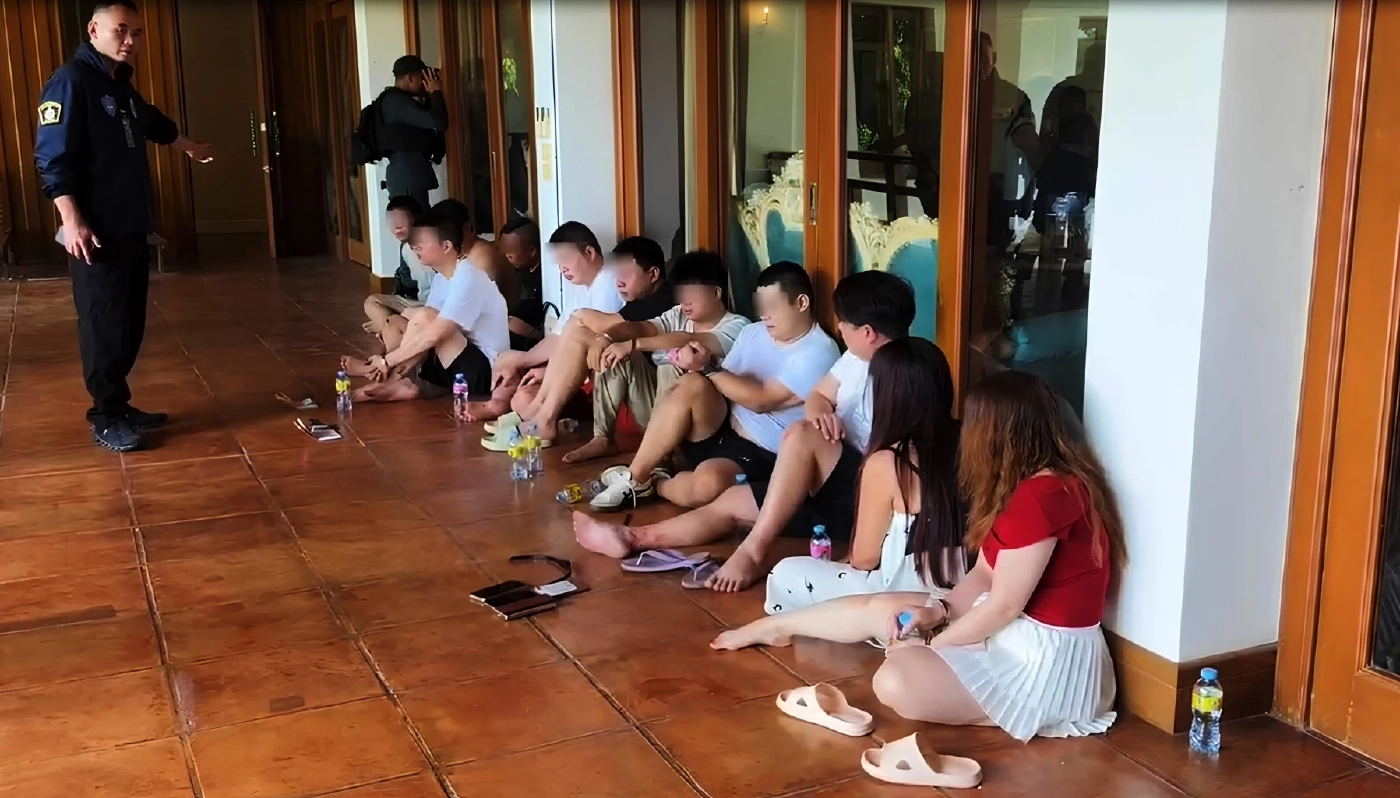 บุกทลาย "รังคอลเซ็นเตอร์ 20 ชาวจีน" เช่าพลูวิลล่าหรูราคา 90 ล้าน ติดแม่น้ำปิง