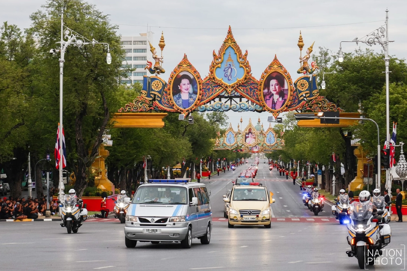 "ในหลวง-พระราชินี" เสด็จฯอัญเชิญพระบรมศพ "สมเด็จพันปีหลวง"