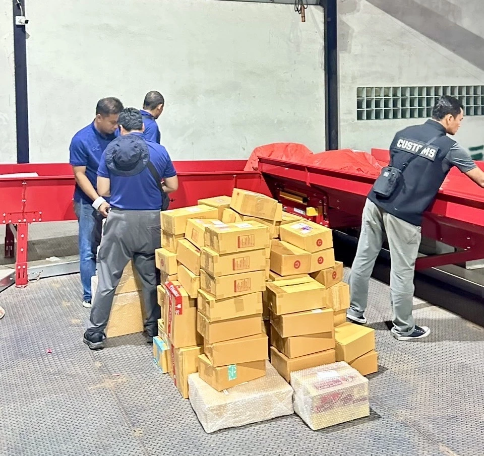 กรมศุลฯภ.4 กวาดล้างตรวจยึดบุหรี่ไฟฟ้าล็อตใหม่มูลค่า 3.2 ล้าน