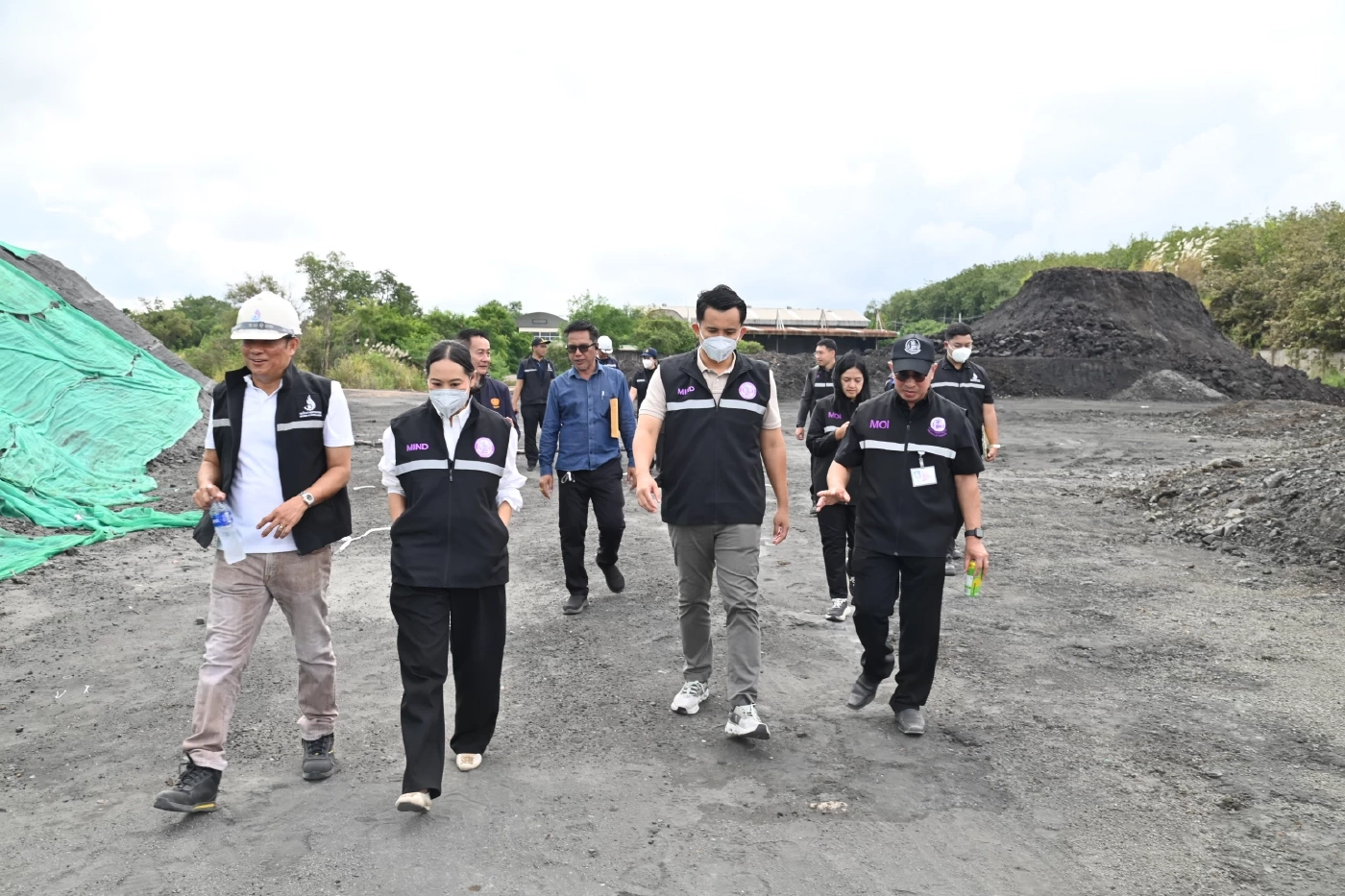 “ธนกร” ส่ง “ชุดเต็มเหนี่ยว” ลุยตรวจโรงงานระยอง เจอกากอุตสาหกรรมปนเปื้อน 1 แสนตัน! สั่งปิด 2 โรงงาน