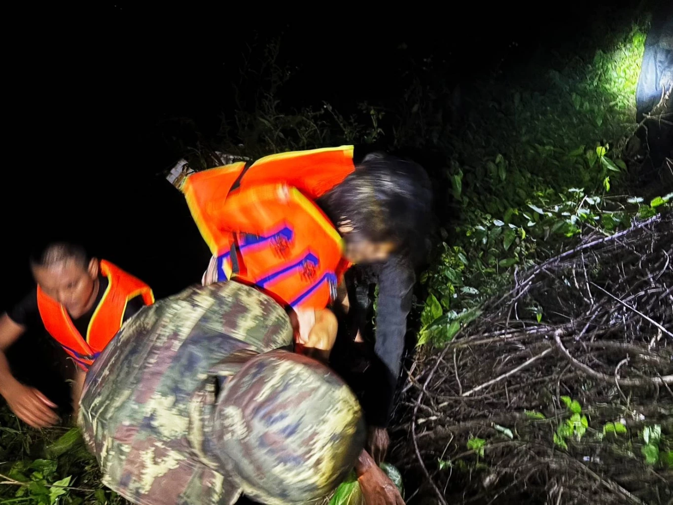 นาทีชีวิต! ทหารพรานฮีโร่โดดช่วย “บัญชีม้า” ตะคริวกินกลางคลอง หวิดจมน้ำดับ