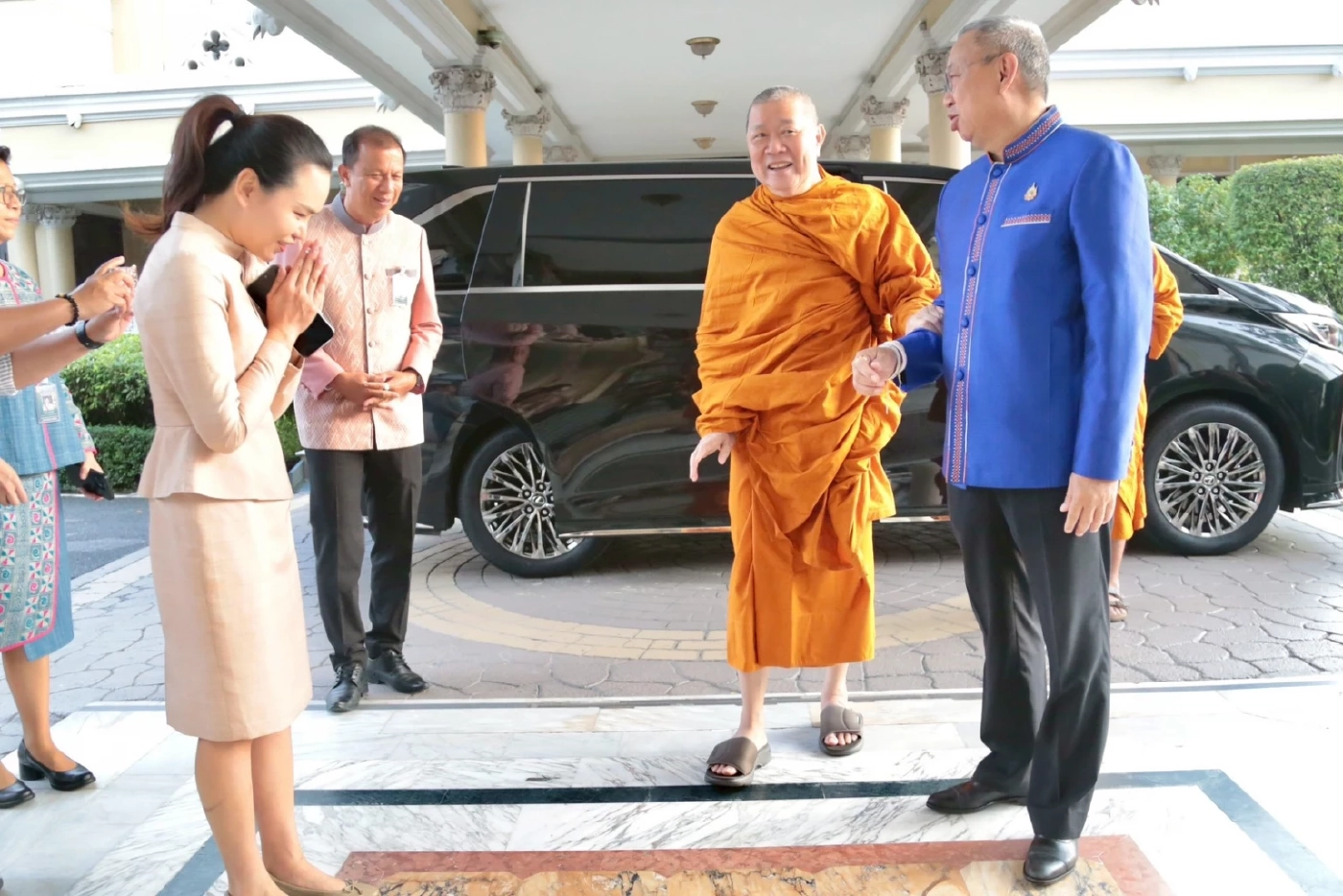 "นายกฯหนู" สายมู นิมนต์ "สมเด็จธงชัย" ทำบุญส่วนตัว บนตึกไทยคู่ฟ้า