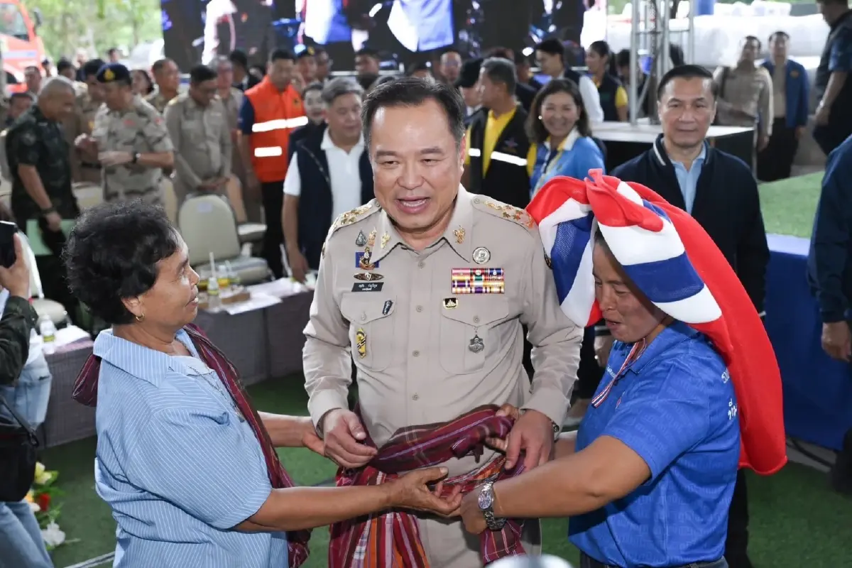 ปชช.กว่า 3 พันคน รอต้อนรับนายกฯอนุทิน ลงพื้นที่ชายแดนไทย–กัมพูชา