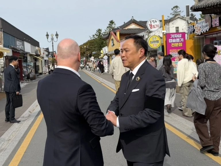 เปิดคลิป! "นายกฯอนุทิน" โผกอดทักทาย "นายกฯนิวซีแลนด์" หลังเจอกันโดยบังเอิญ