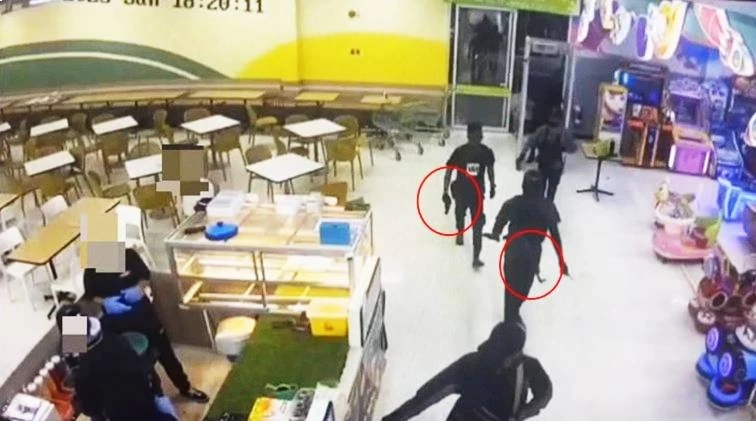 ย้อนเส้นทาง \"แก๊งโจรปล้นร้านทอง สุไหงโก-ลก\" คาดหนีซุก \"มาเลเซีย\" มุ่งเป้า \"กลุ่มนายวาฟี ละปาดี\" (มีคลิป)