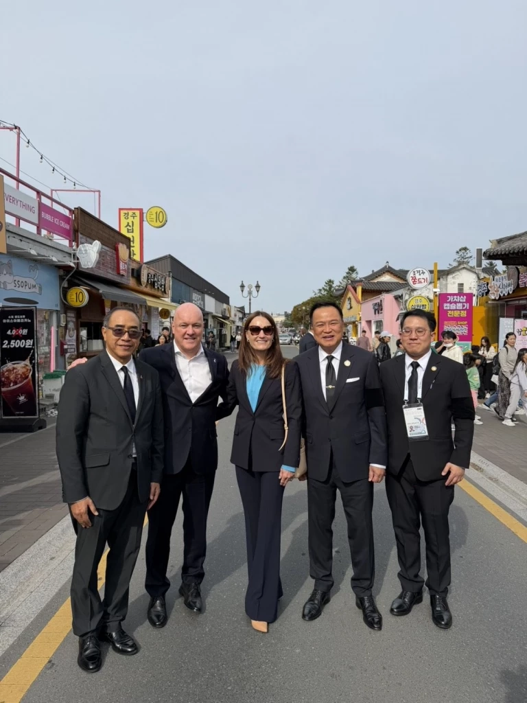 เปิดคลิป! "นายกฯอนุทิน" โผกอดทักทาย "นายกฯนิวซีแลนด์" หลังเจอกันโดยบังเอิญ