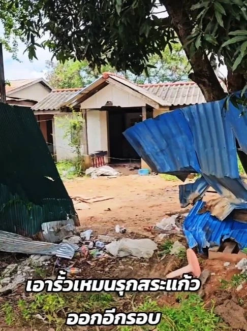 สะใจคนไทย! \"กัน จอมพลัง\" ขับรถไถพุ่งชนรั้ว \"กัมพูชา\" พังกระจุย (มีคลิป)