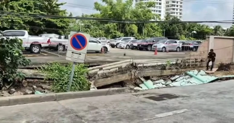 ถนนทรุดอีก! "ถนนตก" ย่านเจริญกรุง ทรุดตัวเป็นหลุมกว้าง