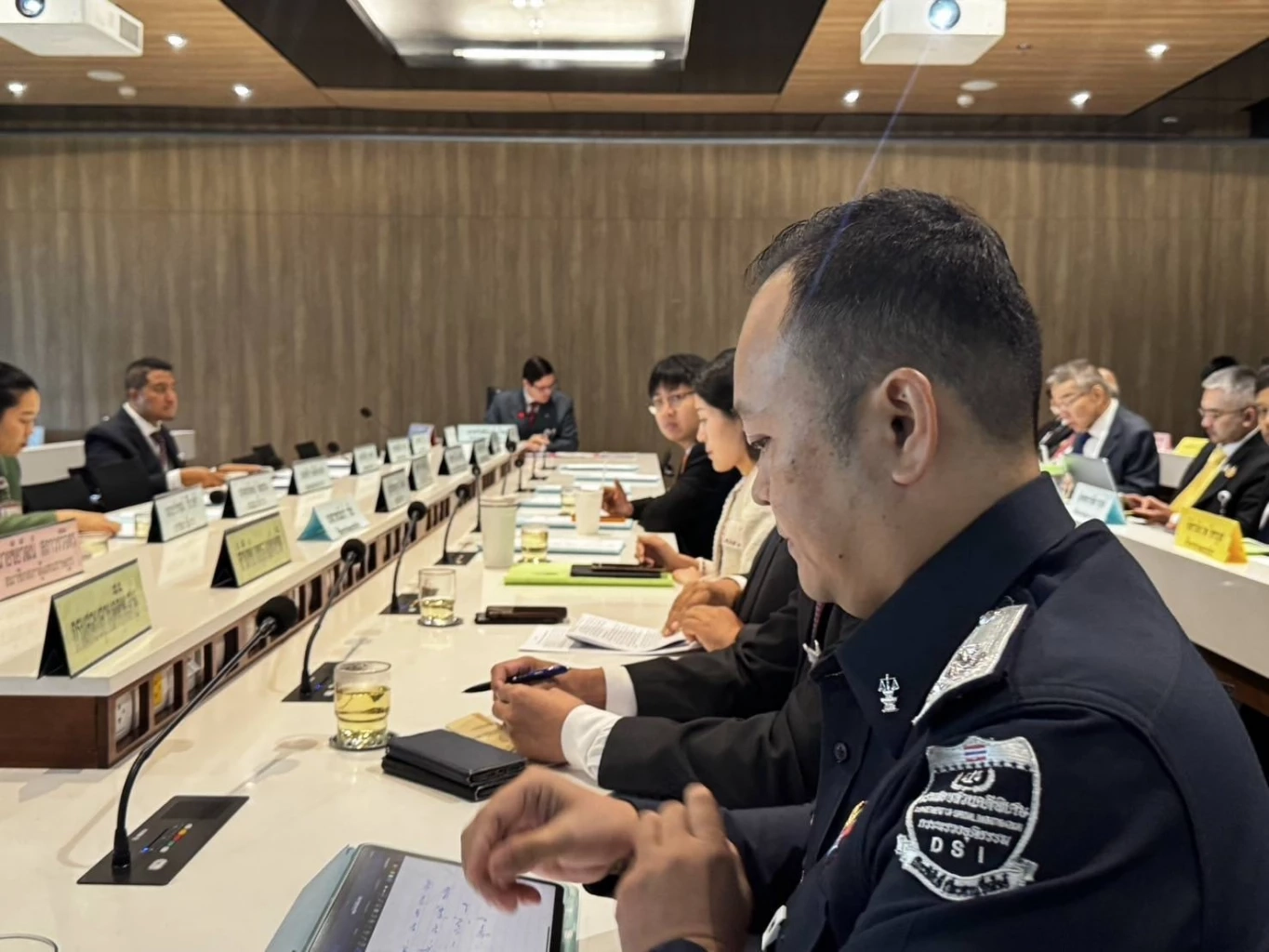 "โรม" ประชุม "กมธ.มั่นคงฯ" ห่วง เงิน 40 ล้านติดสินบน รมต.ดีอีฯ อาจโยงกลุ่มสแกมเมอร์