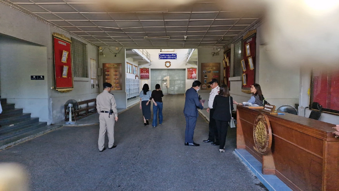 "แพทองธาร" ควง "พินทองทา" เข้าเยี่ยม "ทักษิณ" ที่เรือนจำกลางคลองเปรม (มีคลิป)